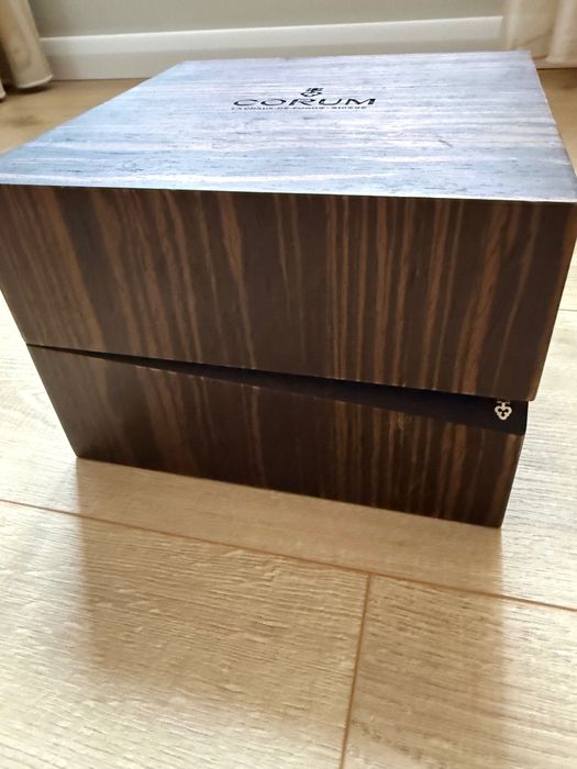Corum кутия за часовник