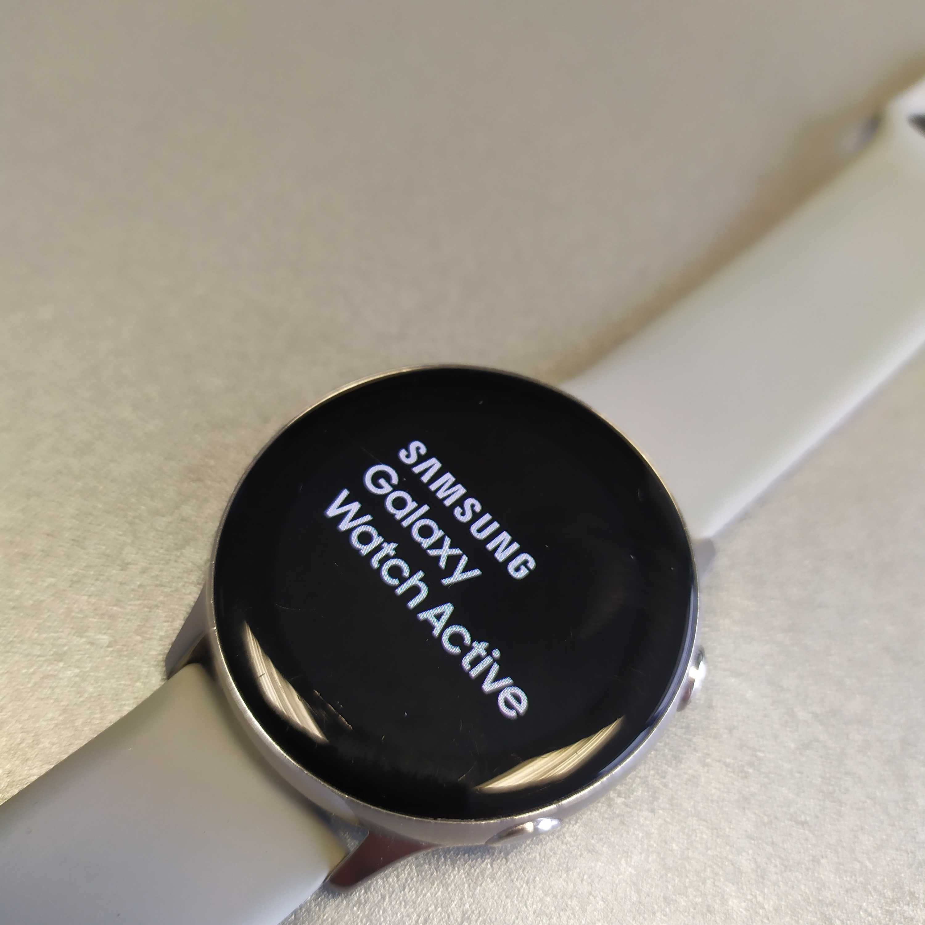 Смарт часовник Samsung Galaxy Watch Active