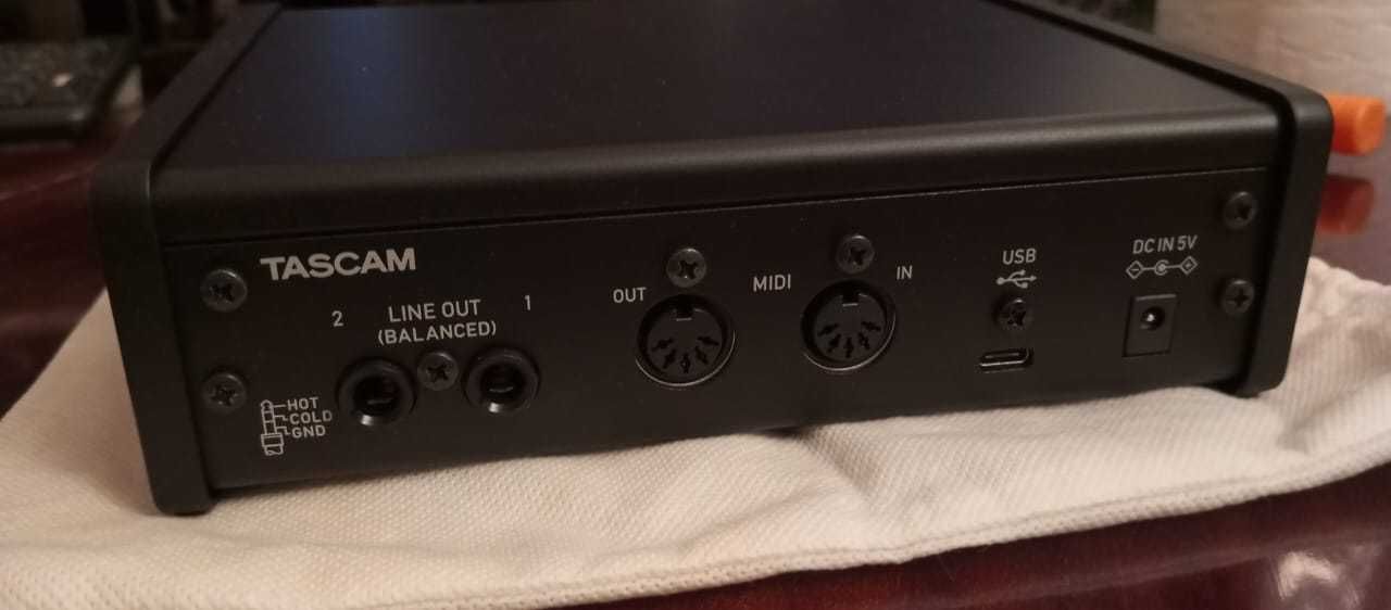 Аудио-миди интерфейс Tascam US-2x2 HR