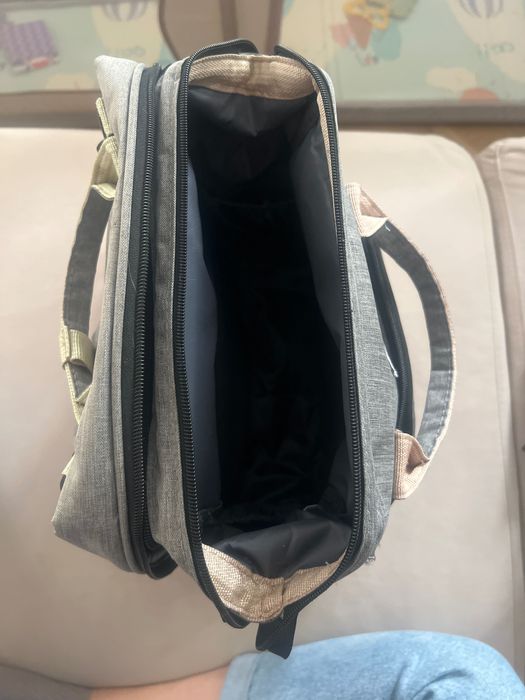 Раница за бебешки аксесоари с отделение за повиване