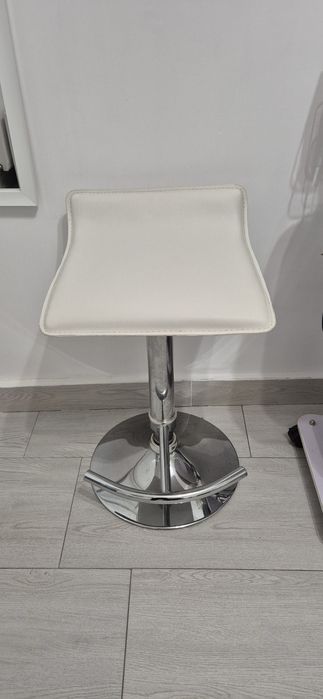 Vand 3 scaune cu picior rotative