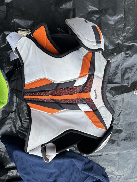 Продавам пълна хокейна екипировка – размер M, леко използвана