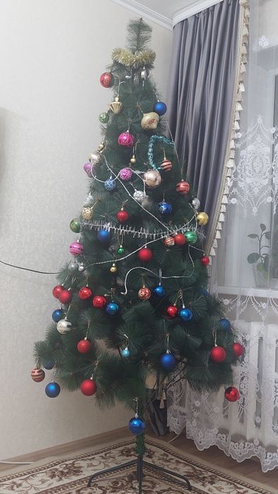 Продам ёлку с игрушками.