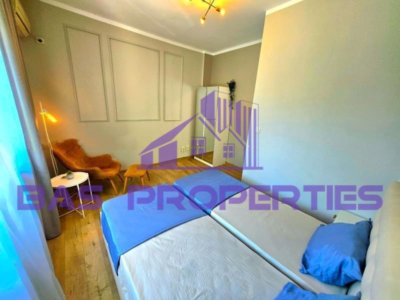 Продава се Тристаен апартамент в София, Център - 68 кв.м за 4044 €/кв.м - Снимка #2