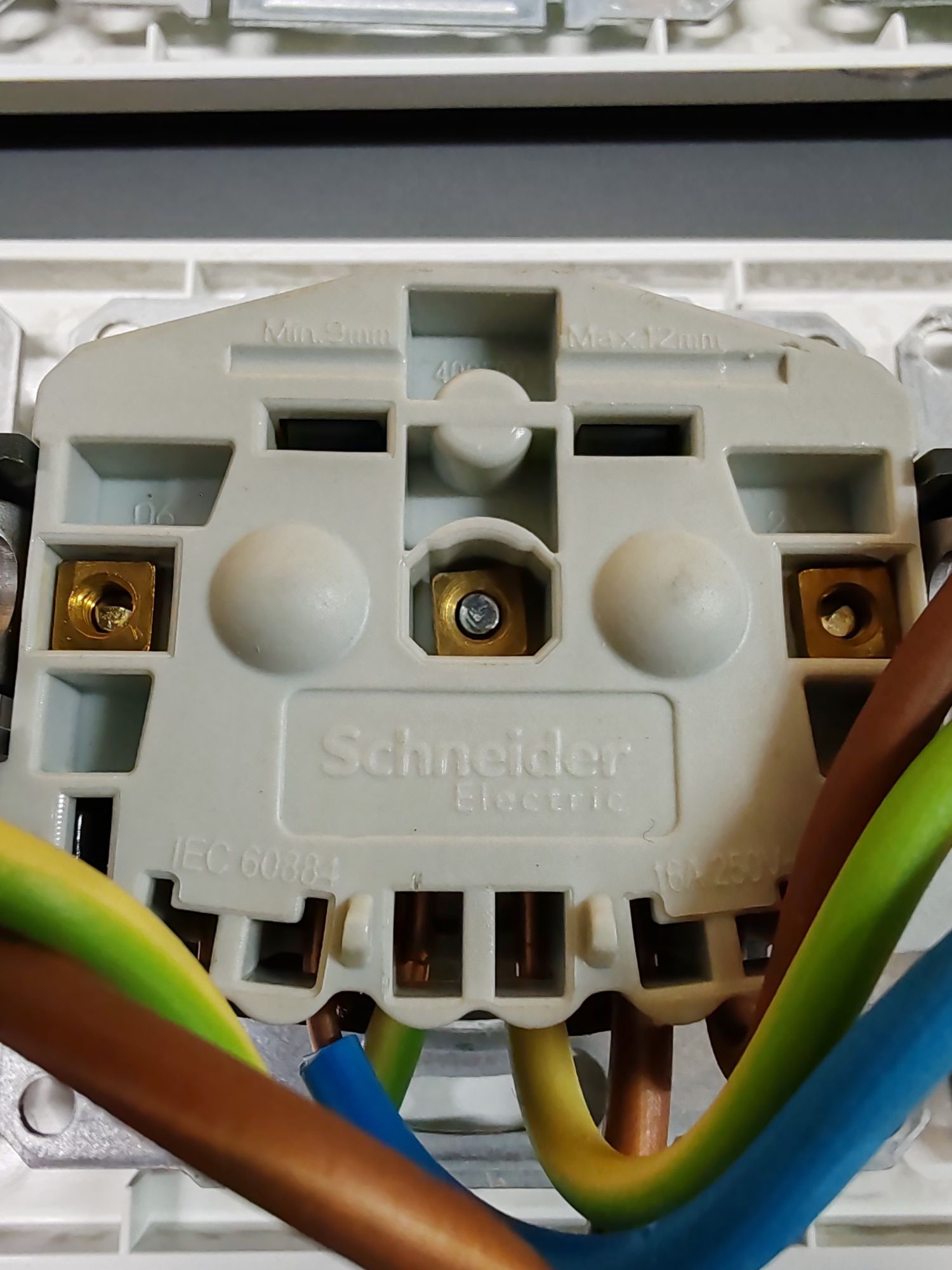 Тройни Контакти SCHNEIDER немски
