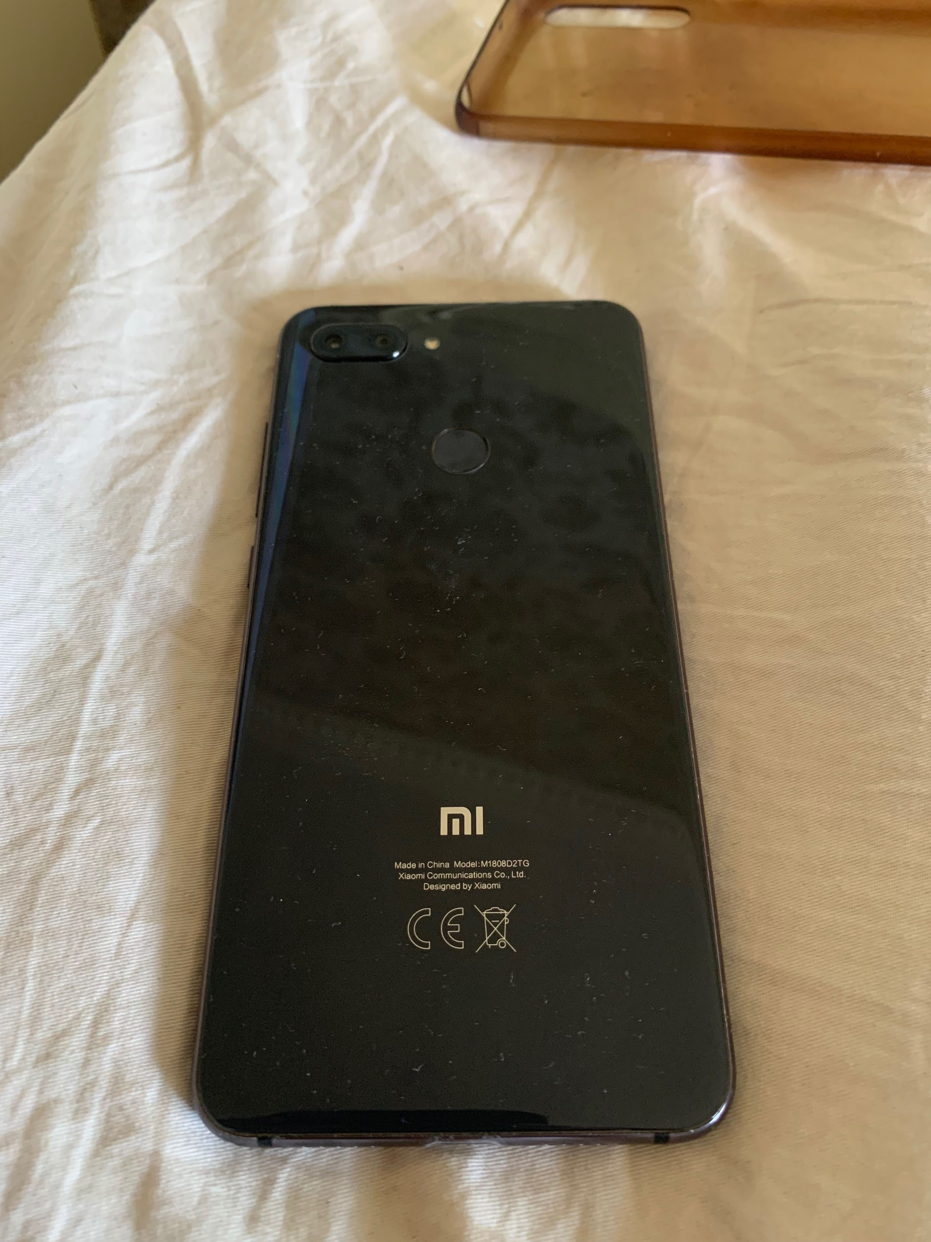 Продаются Телефон  Xiaomi Mi 8