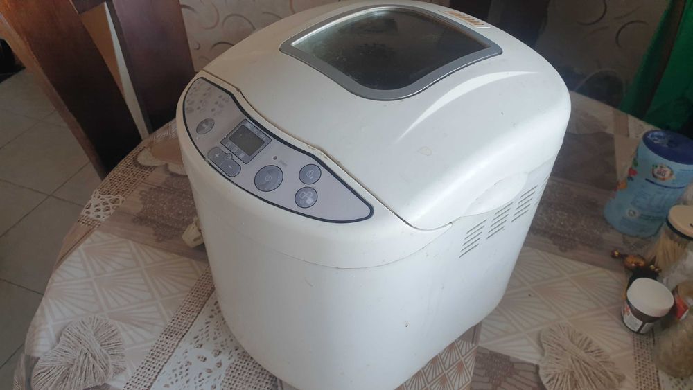 Продавам Хлебопекарна MOULINEX с 1 бъркалка и 12 програми!