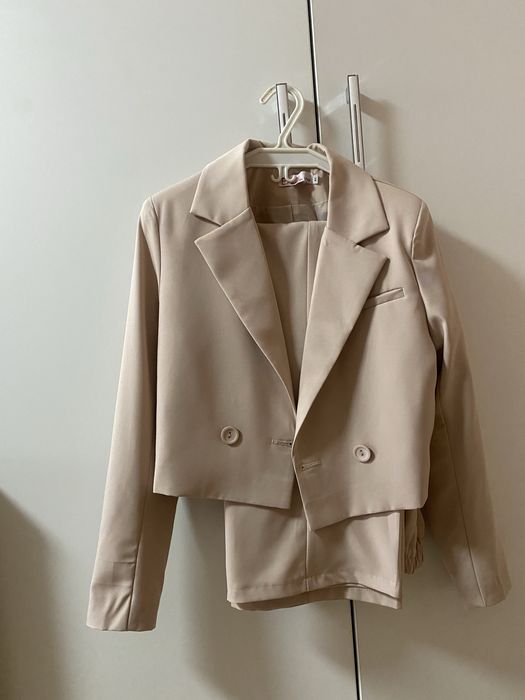 Костюм бежевый новый