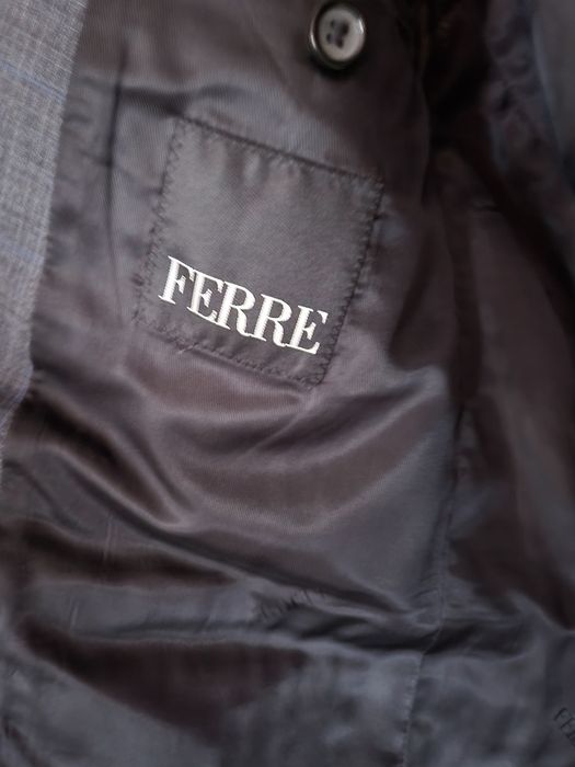 Мъжки костюм-Gianfranco Ferre 58IT размер 

мъжки костюм, черен, 52 IT