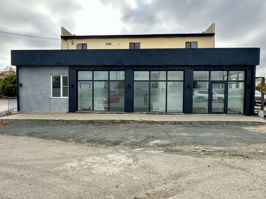 Сдается комерческое помещения с витражными окнами и со своей парковко