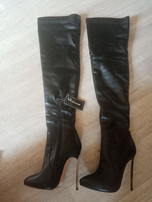 Продам новые сапоги ботфорты на шпильке 35 размер