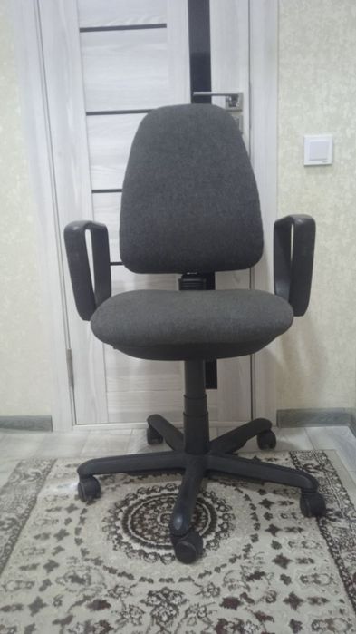 Ofis kreslo sotiladi holati yaxshi. Mexanizmlari ishlidi.