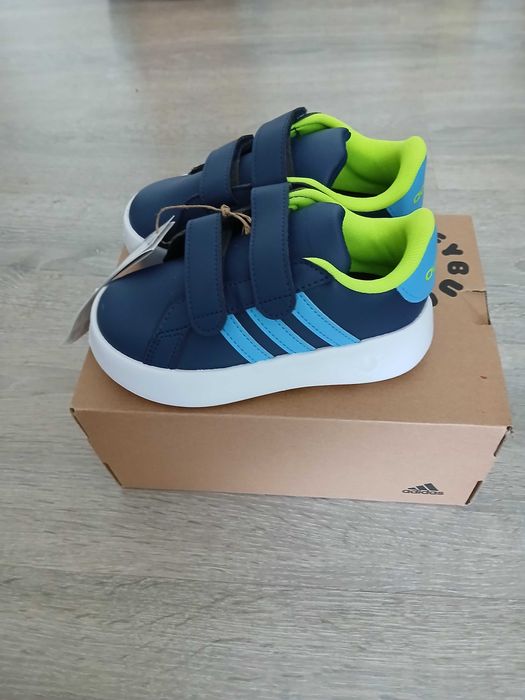 Adidasi noi marca Adidas