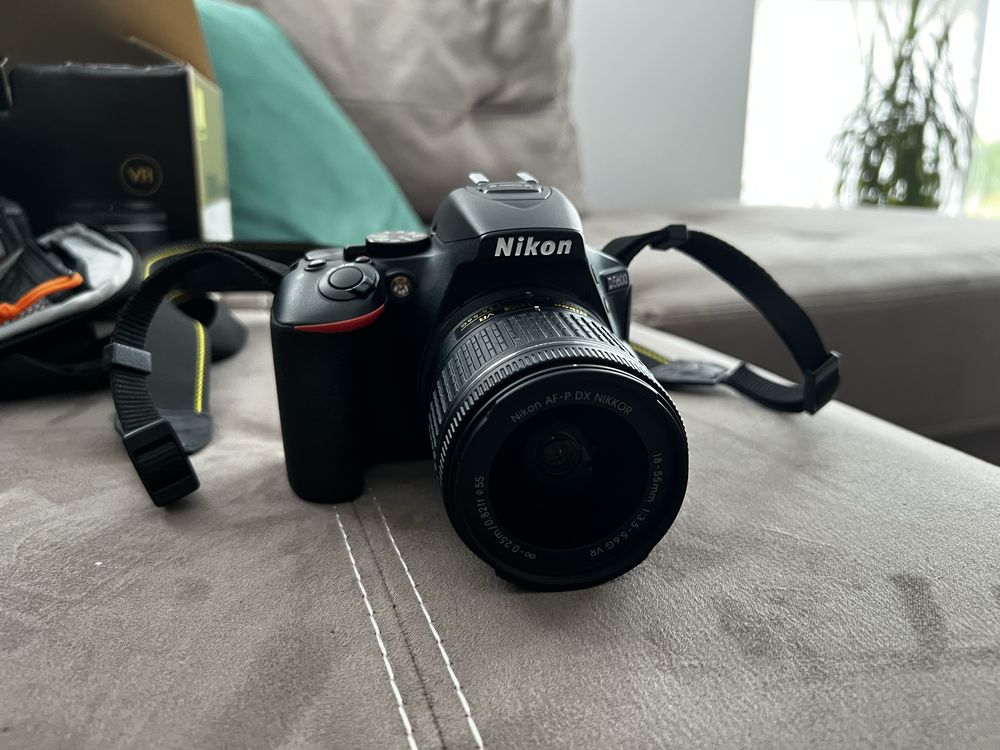 Nikon D5600 с китов обектив 18-55мм и карта памет