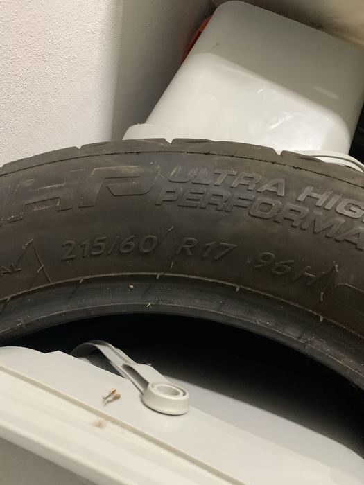 Anvelopr vara 215 60 17