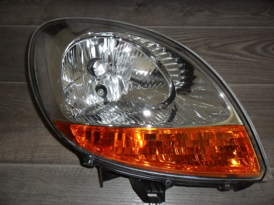 Продавам десен фар за рено канго 2003-2008г.