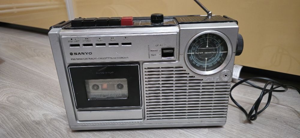 Radio casetofon M2402