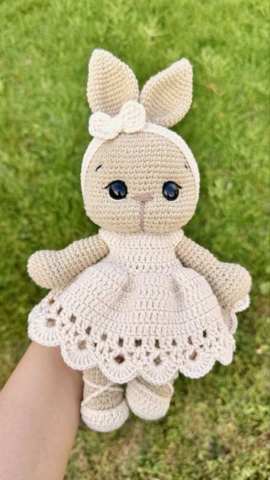 Вязаные игрушка ручной работы Зайка в красивой съемной одежде
