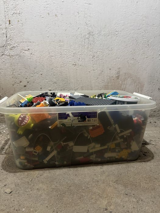 Cutie plina cu piese de lego si alte jucatii