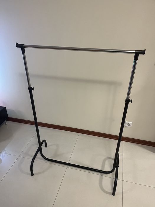 Подвижна закачалка за дрехи