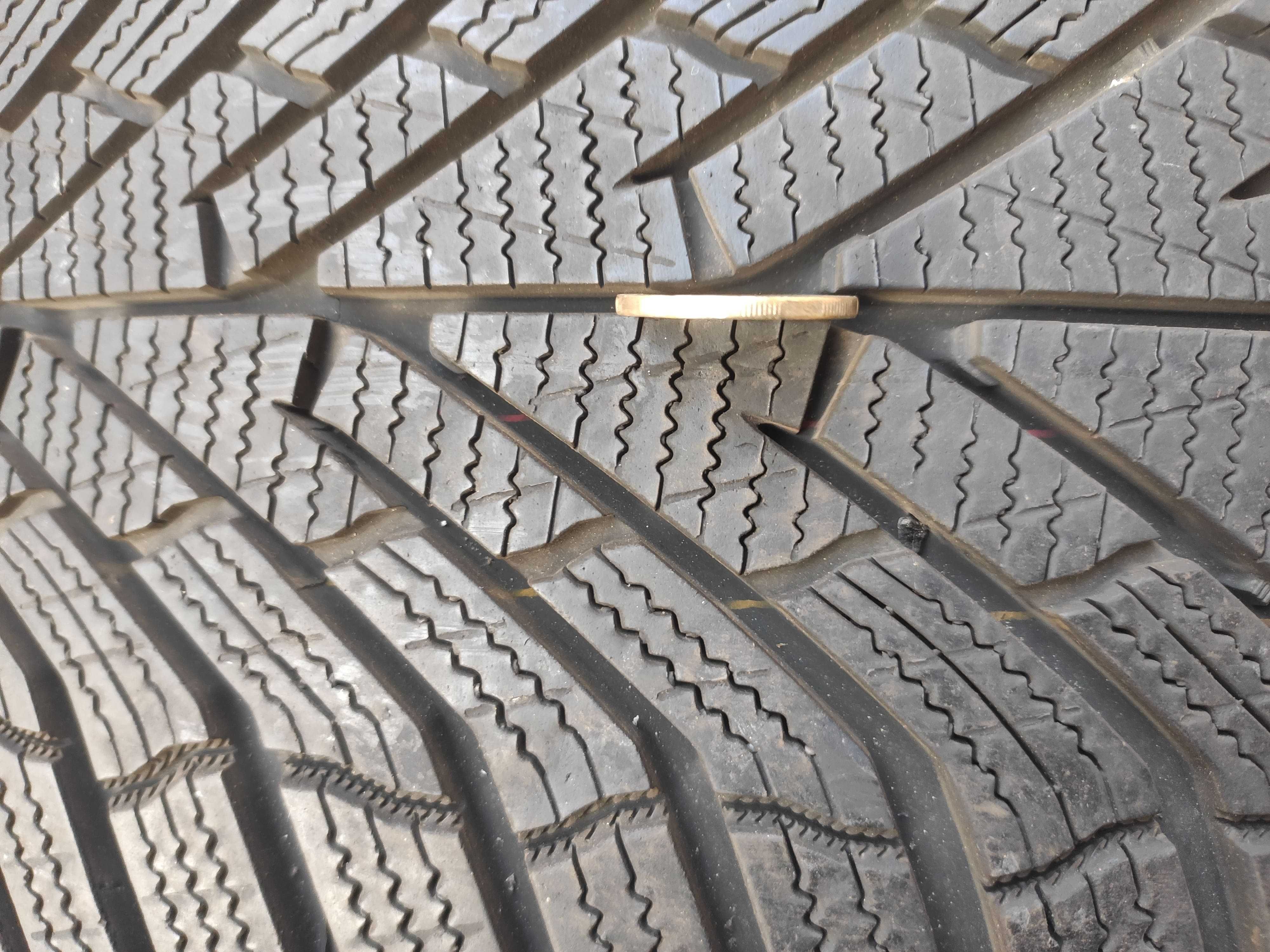 4БР. НОВИ Зимни Гуми KUMHO WinterCraft WP52 235/45/18 98V XL