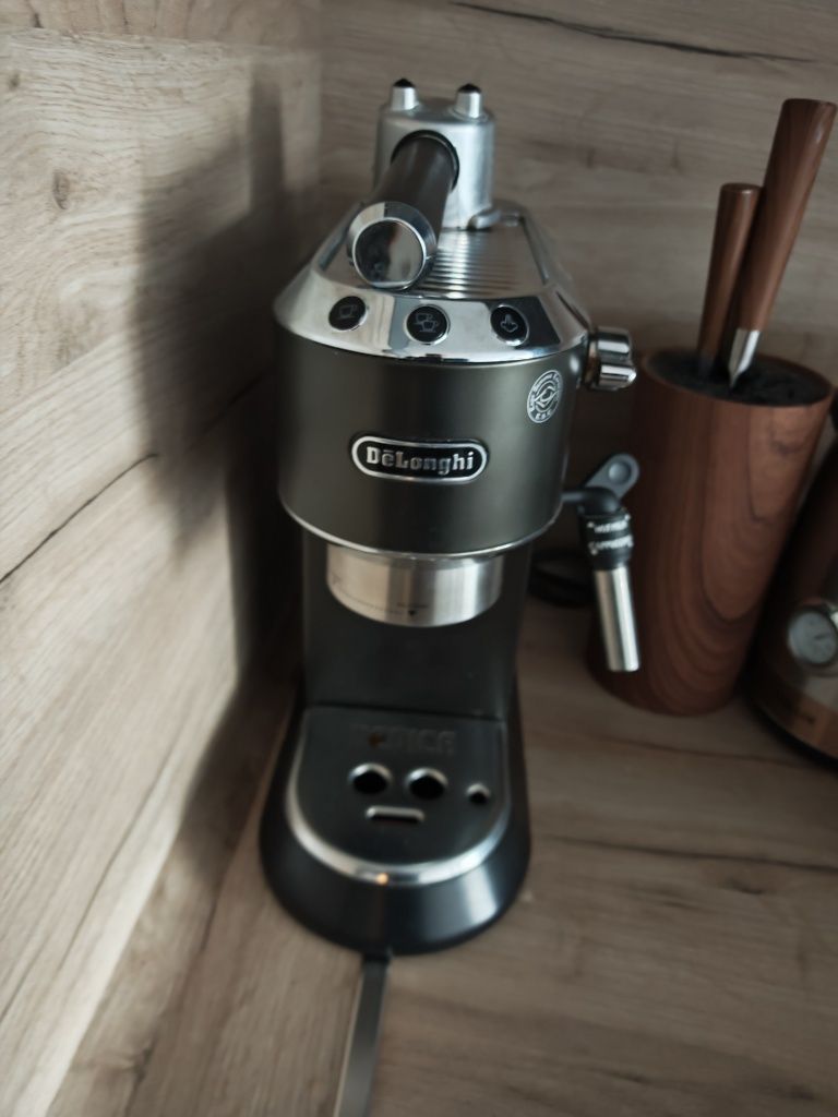Delonghi Dedica кафе машина