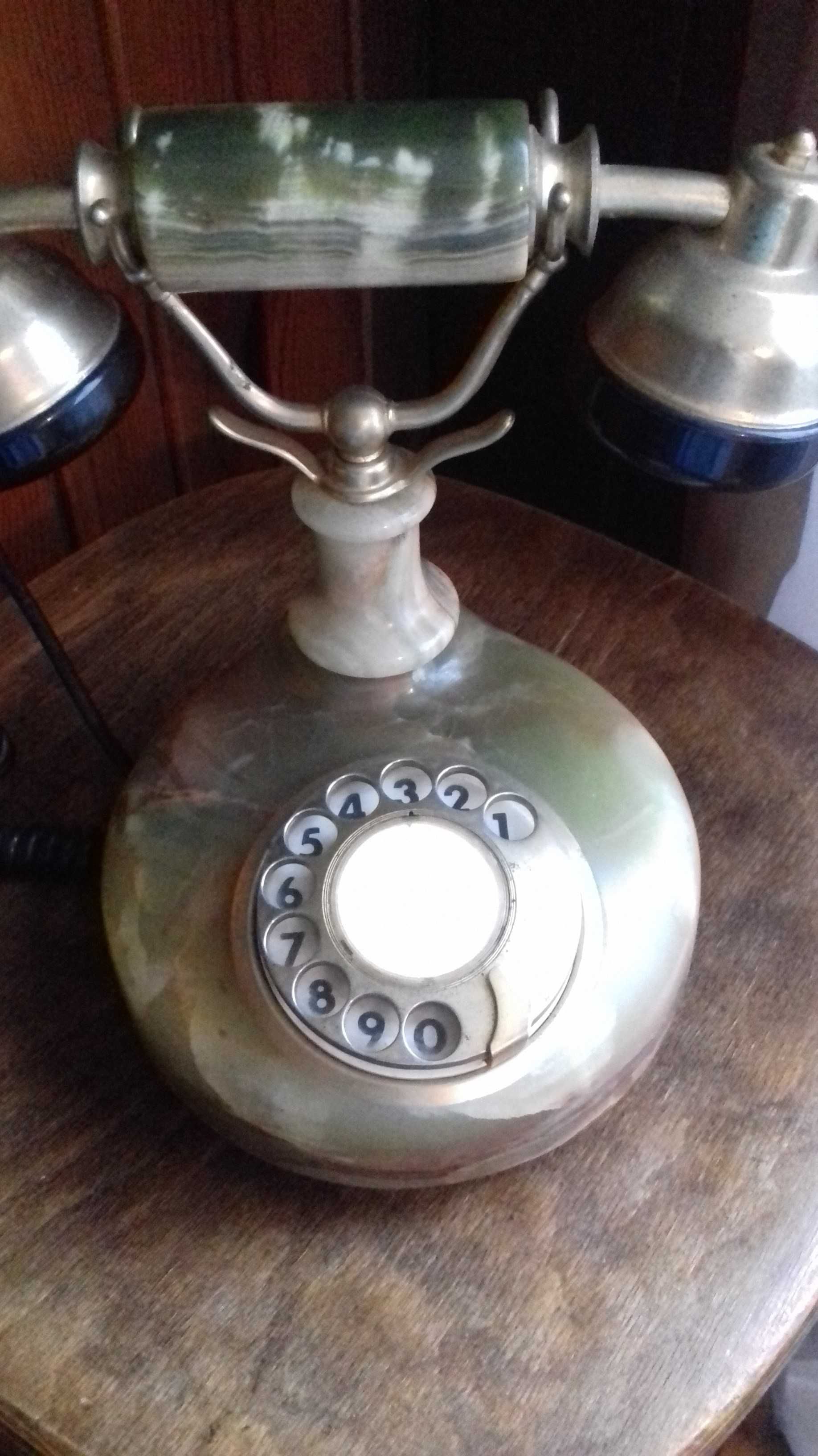 Телефон с шайба изработен от масивен оникс