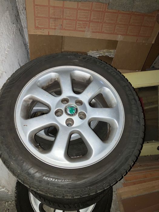 Vând jante aluminiu cu cauciucuri de iarnă