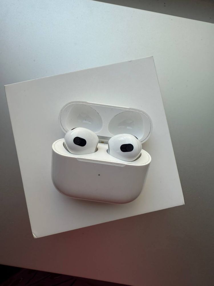 Продам Airpods 3 в хорошем состоянии с коробкой