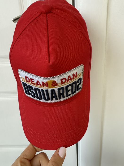 Шапка Dsquared2 в черно и червено