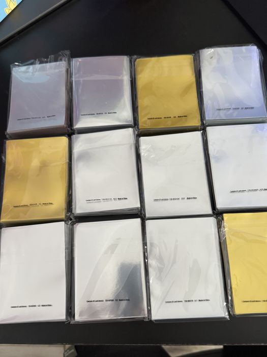 Vand colectie sleeve-uri Pokemon sigilate.