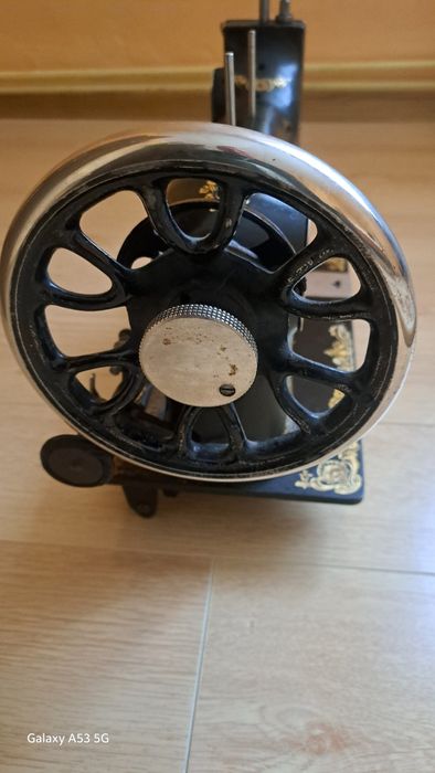 Vând masina de cusut Singer Model 15k