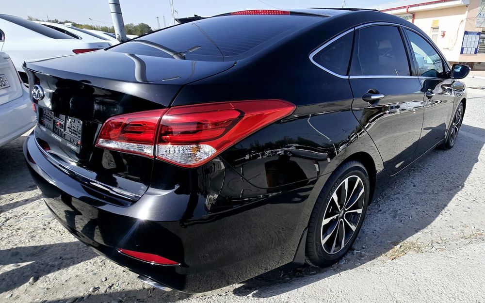 Hyundai i40 2016 years.