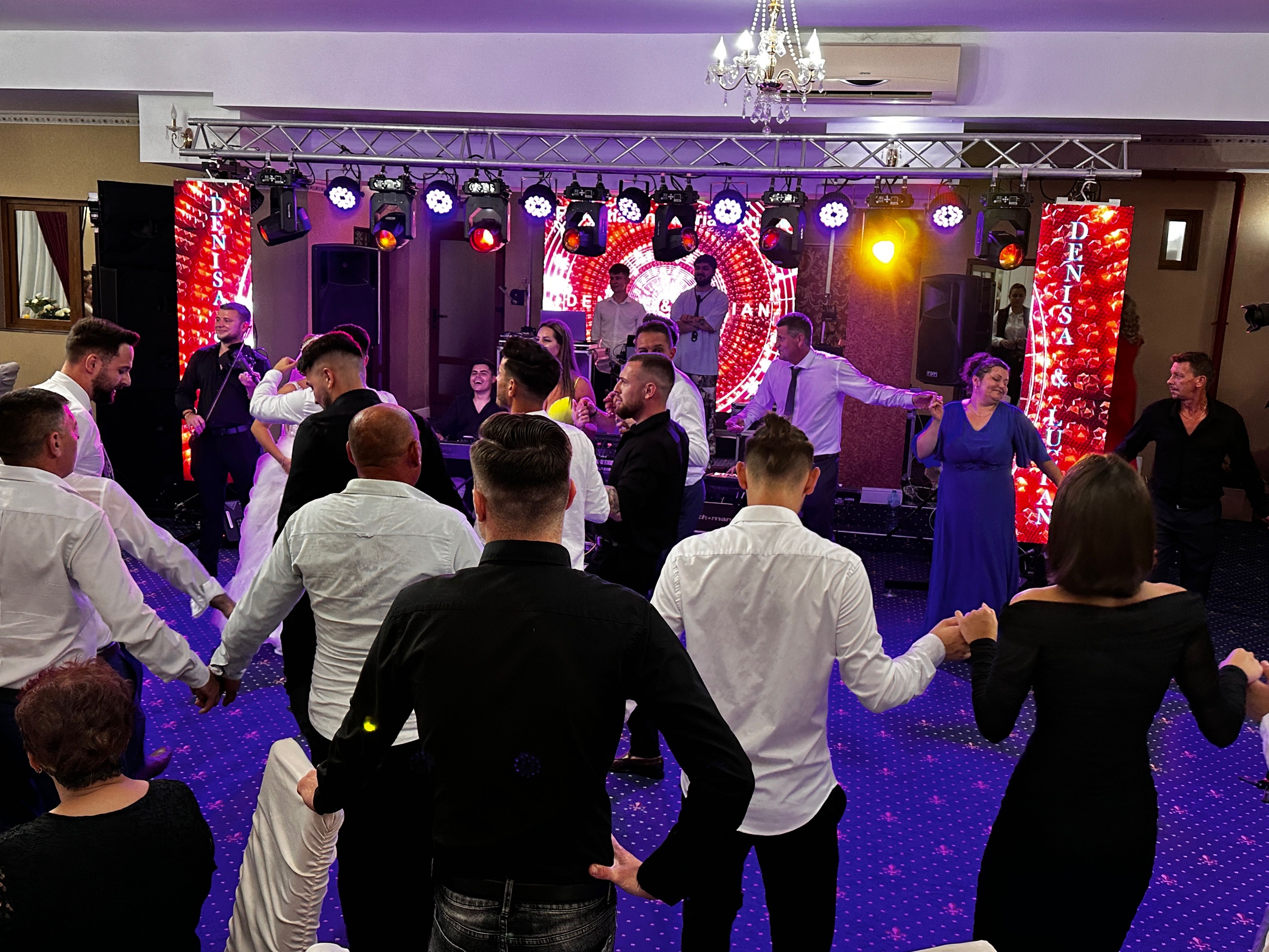 Dj-Mc,Scena,Ecran Led,Schela de Lumini,Sonorizare,PistoaleCO2 Band-uri