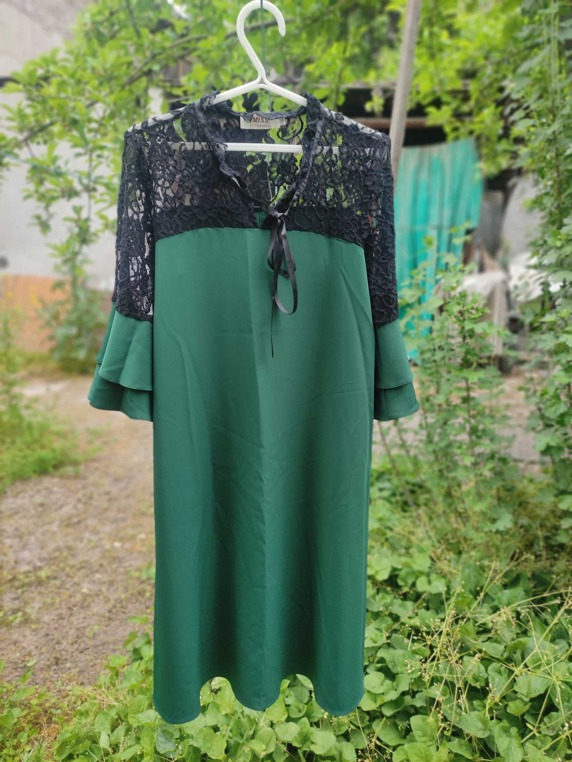 Платье зелёное с верхом из чёрного гипюра.