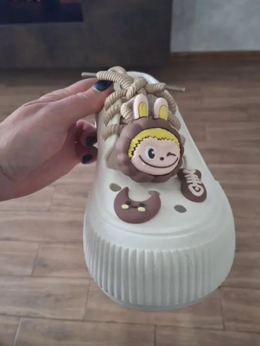 Пантофи Labubu.  .