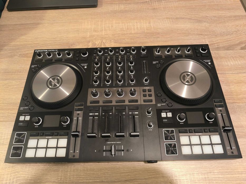 De vânzare consolă Traktor kontrol S4 mk3