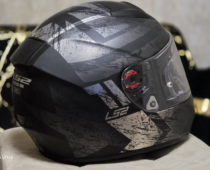 Каска LS2 Vector Evo
Конструкция на външната обвивка от