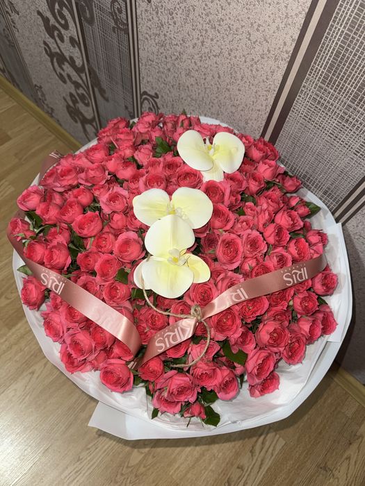 Большой букет кустовых роз