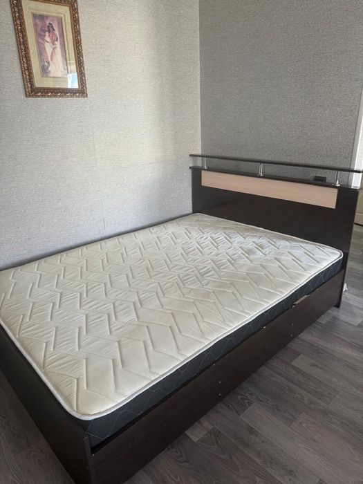 Продается кровать 2х спальная с матрасом