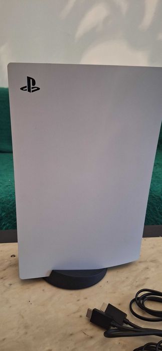 PS5 конзола + PULSE 3D слушалки + DualSence зареждаща станция