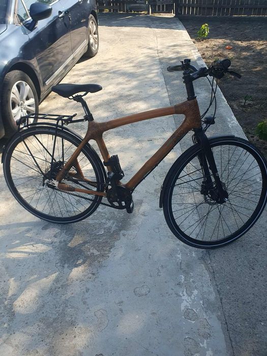 Biciclete de aluminiu și bambus