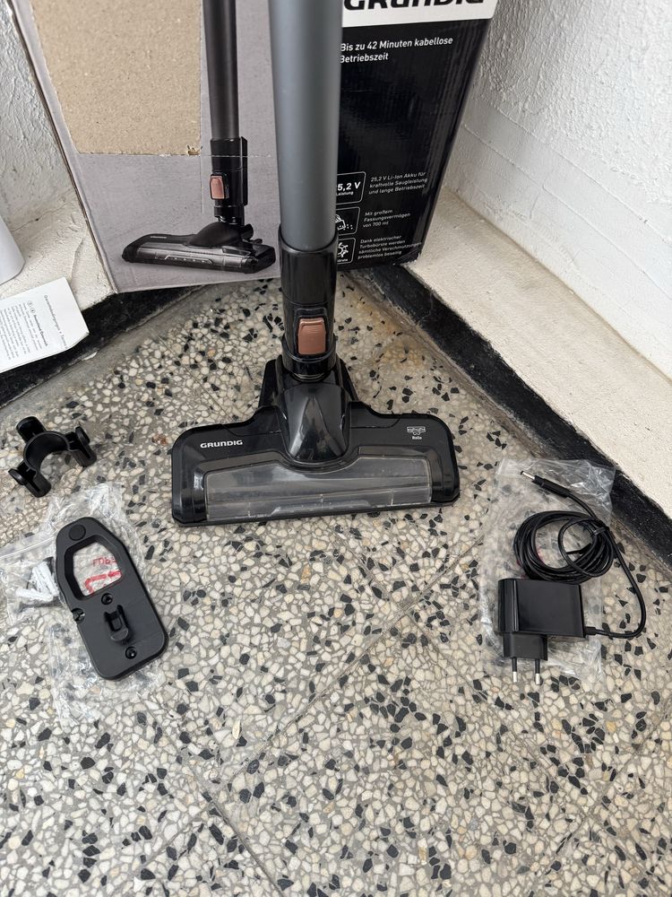 Вертикална Безжична Прахосмукачка Grundig VCP 3930 2-в-1, 25.2V, 150W!