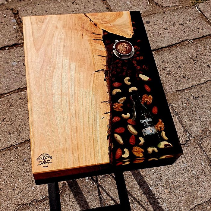 Маса от епоксидна смола и дърво