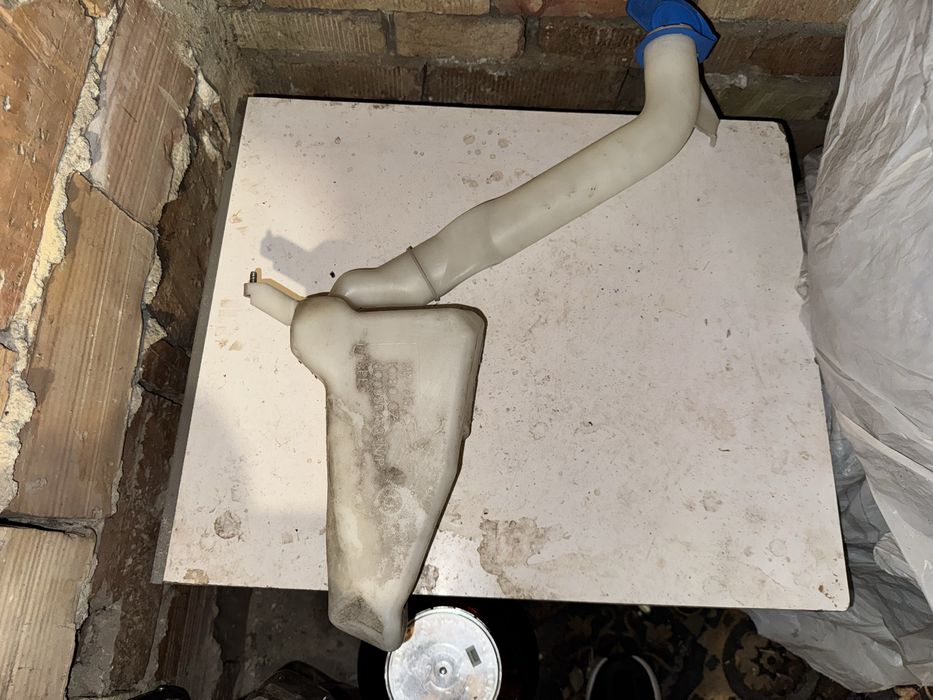 Казанче за течност за чистачки, шкода фабия 2002