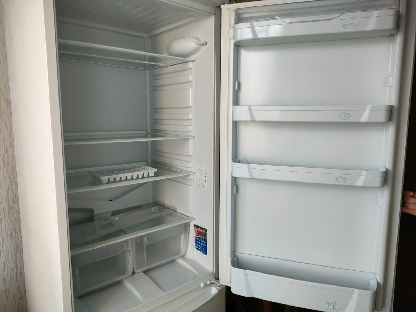 Холодильник Indesit 187см