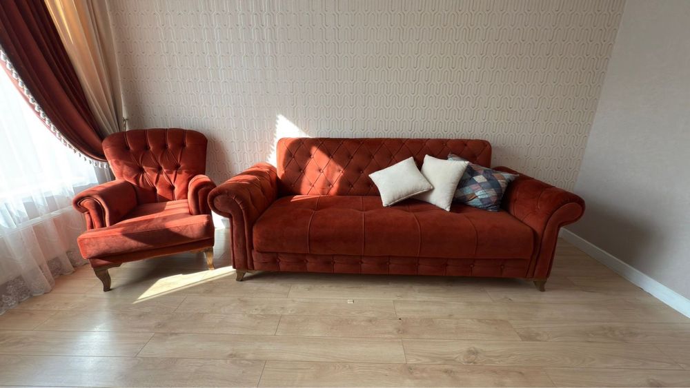красные диван и кресло