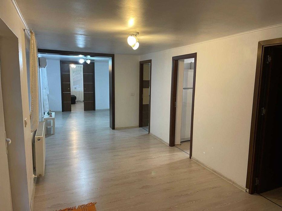 Inchiriez apartament cu 3 camere