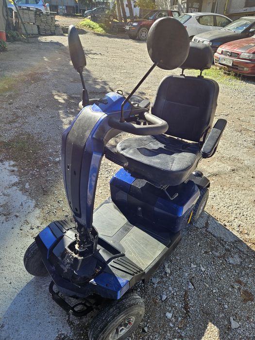 Електрически скутер за трудноподвижни хора и инвалиди