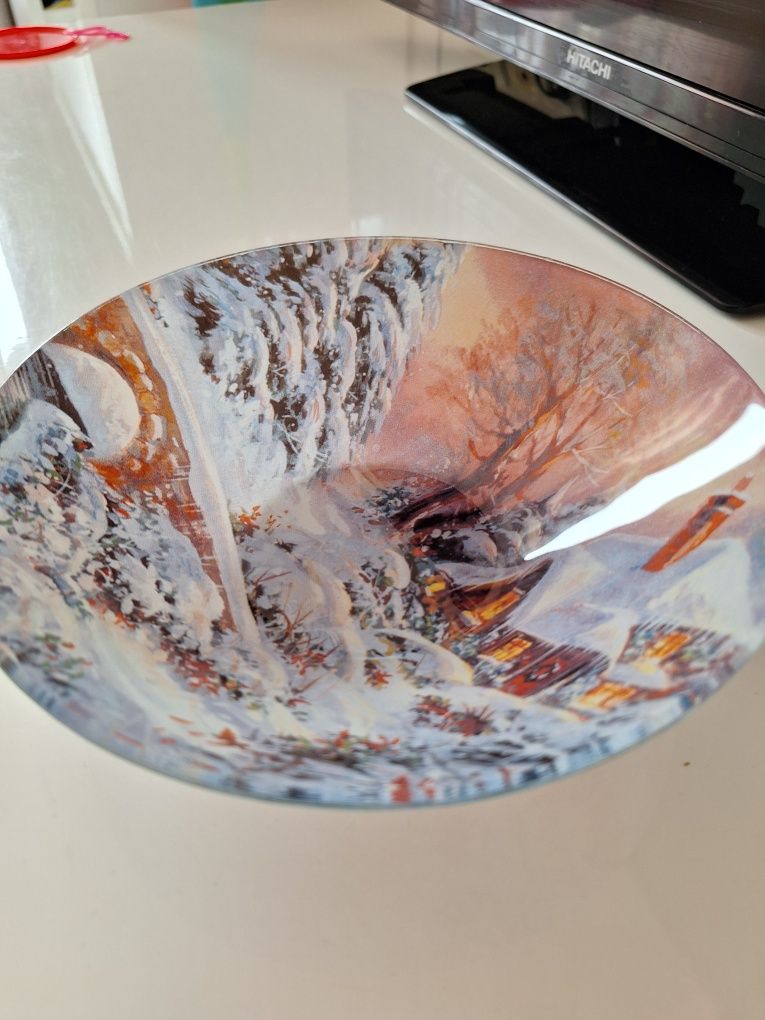 Стъклена купа с коледна картина